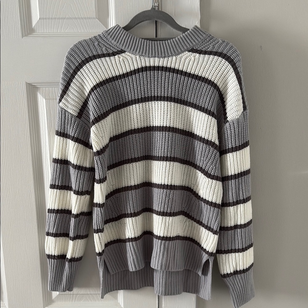 Gray and White Crew Neck Sweater with Ribbed Knit